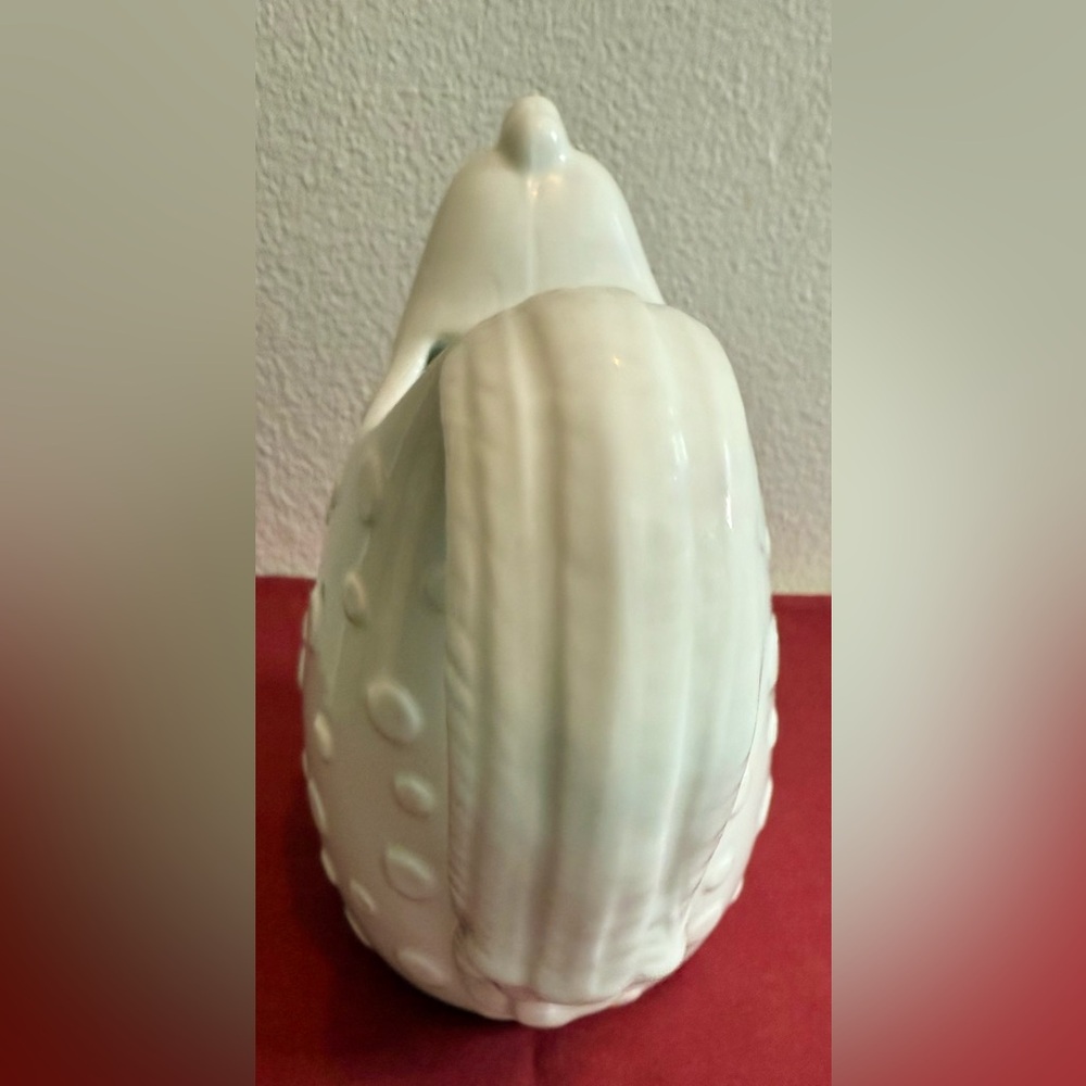 Boston Warehouse white chicken pitcher. 4.5 cups vintage - Picture 4 of 11